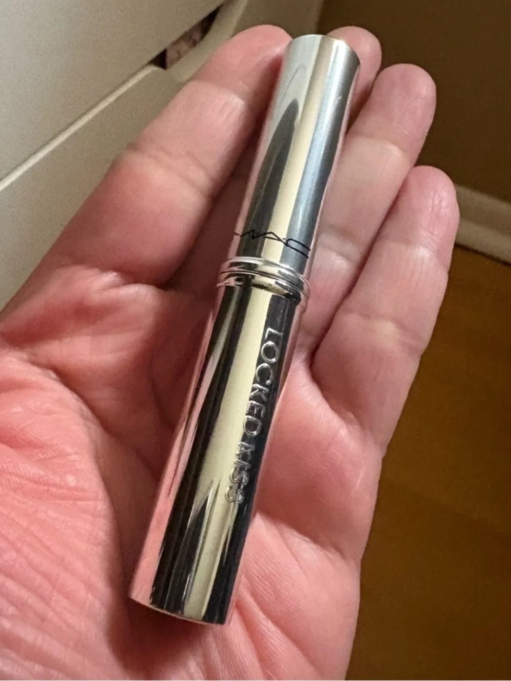 New,M-AC LOCKED KISS 24HR LIPSTICK 99 EXTRACHILI A kissproof and transfer-proof.